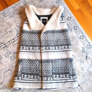 Tapestry vest with sherpa collar